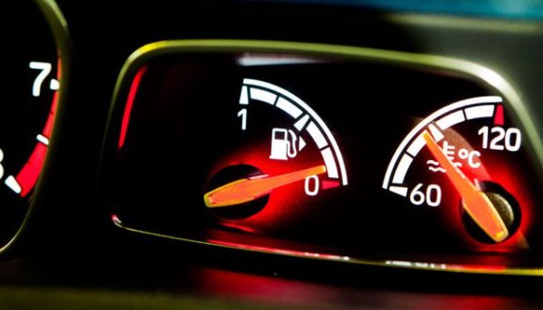 Това също е лесна задача, когато пътувате със собствения си автомобил и зареждате често. В някакъв момент си спомняте, че тук или там спирате от дясната страна на колонката. При повечето автомобили малка стрелка на показателя за нивото на горивото подсказва къде трябва да застанете.
Допълнително трябва да знаете как се отваря капачката на резервоара. Обикновено тя е свързана с централното заключване и се отваря с леко натискане. При по-старите модели трябва да я отключите с контактния ключ. Някои автомобили притежават и малко лостче до шофьорската седалка, при лявото коляно или в тапицерията на вратата.
