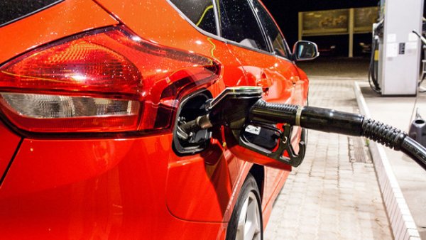 Ако се чудите как служителят на бензиностанцията ви пълни резервоара и в същото време ви почиства стъклата, отговорът е лесен. Пистолетите имат лостче, с което се блокират в отворено положение. Така зареждането може да се извършва и без някой да държи спусъкът натиснат. Колонката продължава да зарежда, докато резервоарът се напълни. Тогава лостчето се откача автоматично и зареждането приключва.
