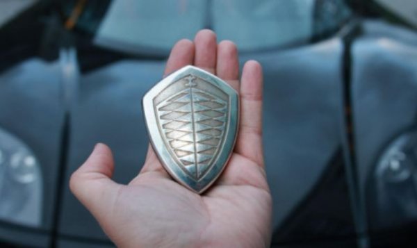 Масивният калъф във формата на логото на шведския производител на суперколи има малък гумен бутон в задната си част, с който активира алармата на автомобила. Той е още едно доказателство, че при Koenigsegg всичко е изпипано до най-малкия детайл.