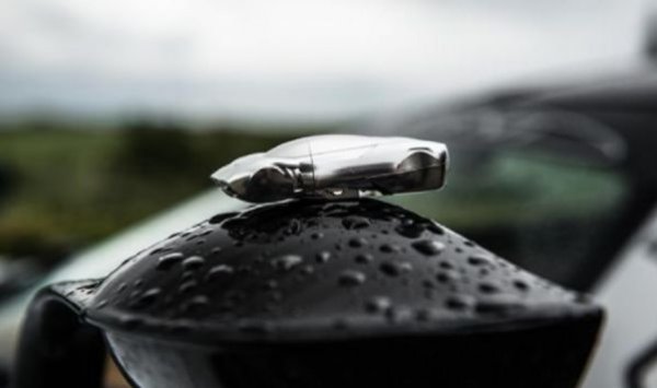 В компанията определено са искали всички клиенти на марката да бъдат наясно с какво се захващат, когато си купуват кола на Pagani. Освен ключ, това е и флашка, на която може да бъде качена любимата музика на шофьора.