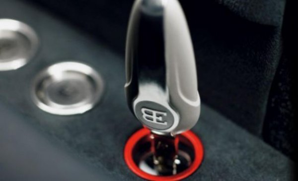 Без този ключ Bugatti Veyron Super Sport може да вдигне само 354 км/ч, но ако го вкарате в слот, разположен зад седалката на шофьора, той спуска шасито, променя ъгъла на задния спойлер и затваря клапата на дифузьора. Тогава колата вече развива 431 км/ч.