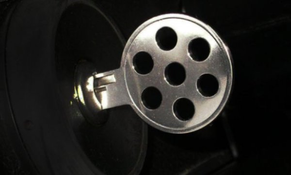 Не е модерен, не показва марката на колата и не е от благороден метал, но пък е идеалният пример за това, как Porsche се стремят максимално да олекотят своите автомобили.