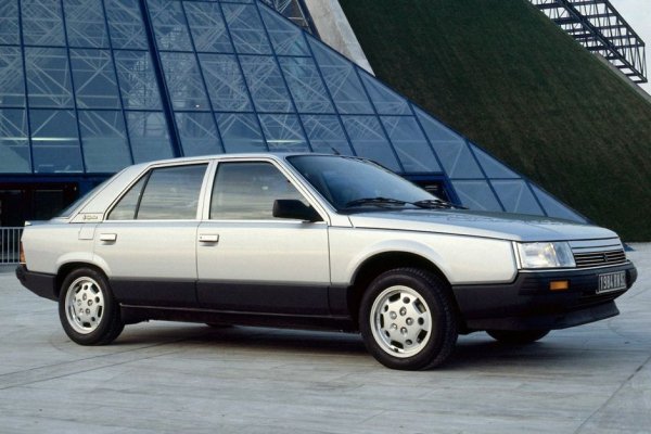 През 80-те години на 20 век, флагман сред седаните на Renault бил R25. За съжаление, кариерата му не била чак толкова успешна, колкото се очаквало. Под капака на машината намерили място няколkо V6 двигателя – атмосферни (с мощност от 144 до 153 к.с.) и турбинирани (от 182 до 205 к.с.).