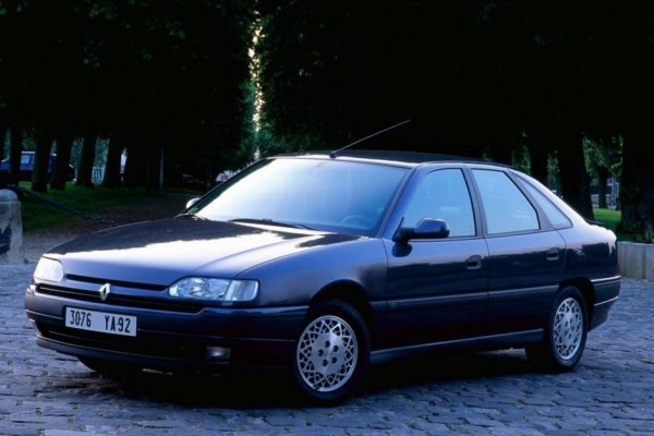 До 1998 година, наследникът на R25 се предлага с V6 RPV, постигащ 170 к.с. Тогава идва по-мощният ESL със 194 конски сили, а по някое време към гамата се присъединява 6-цилиндров мотор с туинтурбо, 268 к.с. и 4х4 задвижване. Последният е голяма рядкост.