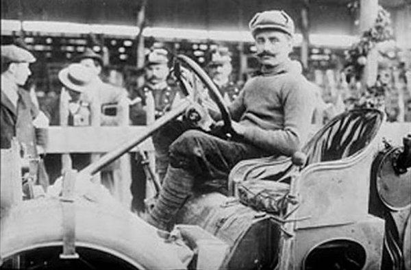 Но началото на инженерния бизнес на фамилията било поставено от най-големия син, Карло, който още на 17 години, като работник във велосипедна фабрика, изобретил първия си двигател - едноцилиндров агрегат за мотоциклети. Карло намерил финансиране от маркиз Микеле Каркано, и така се родили мотоциклените Carcano. По онова време най-добрият начин да рекламираш продукта си било да участваш с него в състезания. Карло го правел много успешно и след като счупил рекорда за скорост в пробега Падуа-Боволента, привлякъл вниманието на Винченцо Ланча. Именно Ланча уредил Карло да започне работа във Fiat през 1901. Оттам преминал в Isotta Fraschini - една от най-престижните марки на предвоенната ера, където работил като инженер и тест пилот. И където довел младия си брат Алфиери. Карло замислял да основе собствена компания заедно с Еторе и Биндо Мазерати, но внезапно влошеното му здраве осуетило плановете. Карло Мазерати починал от туберкулоза през 1910, едва навършил 29 години.

НА СНИМКАТА: Карло Мазерати
