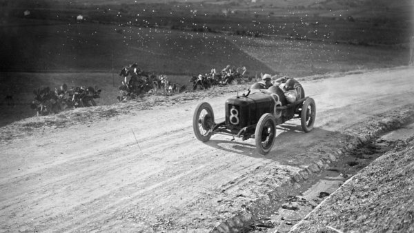 След войната Алфиери се посветил с пълна сила на състезанията. С купен на старо и сериозно модифициран автомобил на SCAT, той се изправил срещу най-ярките имена на онази епоха: Джузепе Кампари, фирмения пилот на Alfa Romeo, Брили Пери с Aquila, и срещу младия Енцо Ферари, тогава състезател на Isotta Fraschini. Но машината му не била конкурентна на лидерите, затова Мазерати решил да сглоби собствен състезателен автомобил, с рама от Isotta, 8-цилиндров двигател от Hispano-Suiza и скоростна кутия от SCAT. Това бил първият автомобил, произведен от Maserati. През 1921 братята постигнали с него първата си победа. През 1922 добавили първи места в Муджело, Суза и Аоста. 

НА СНИМКАТА: Участие в митичното състезание "Тарга Флорио" през 1922

