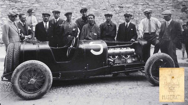 През 1925 било проведено първото издание на световния шампионат за производители - предшественика на Формула 1. Това вдъхновило Алфиери, с финансовата помощ на маркиз Диего де Стерлик, да разработи нов автомобил, този път със собствени компоненти. Нарекли го Type 26, по годината на създаване, и му дали 1.5-литров осемцилиндров мотор с компресор и мощност 120 конски сили - внушително за онази епоха. Тъкмо тогава Марио нарисувал за братята си логото с тризъбеца. Още в първото си състезание, митичното "Тарга Флорио", новото Maserati Type 26 спечелило в своя клас и завършило на осмо място в общото класиране. Последвала победа в Болоня, с Ернесто зад волана, и поръчките започнали да се трупат. В крайна сметка братята произвели 43 бройки от първата си кола - много за онези години. 

НА СНИМКАТА: Type 26, първата собствена кола на Maserati, и оригиналната рисунка на логото, дело на Марио Мазерати
