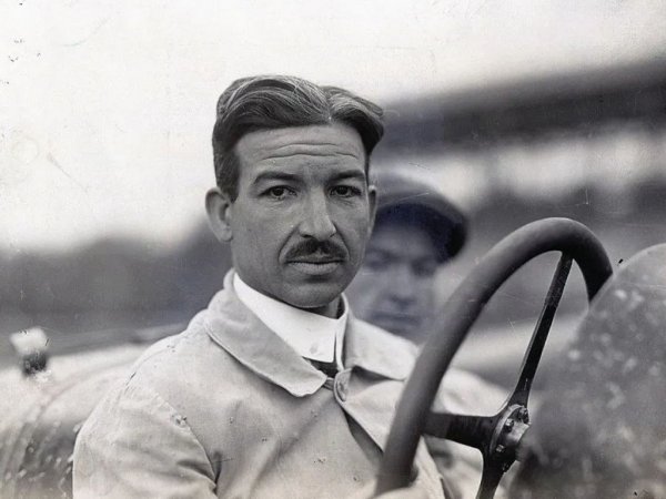 Успехите били помрачени само от тежката катастрофа на Алфиери Мазерати в Месина през май 1927. В следващите месеци изглеждало, че шефът на компанията се е възстановил от нараняванията си, а заместилият го зад волана Емилио Матераси станал абсолютен шампион на Италия с Maserati. Последвал световният рекорд за скорост през 1929 (246.1 км/ч средно за 10 км), останал непобеден цяло десетилетие, а през 1930 трите коли на Maserati завършили на подиума, посрамвайки асовете на Bugatti и Alfa Romeo, начело с Енцо Ферари. 
Успехите обаче не не се превърнали автоматично във финансово благополучие. Положението на компанията оставало затруднено, независимо от периодичната помощ от маркиз де Стерлик. А здравето на Алфиери внезапно се влошило и на 3 март 1932 основателят на Maserari починал на 44-годишна възраст. На погребението му в Болоня дошли всички най-големи имена от автомобилния спорт: Тацио Нуволари, Енцо Ферари, Бордзакини, Кампари, Минола... 

НА СНИМКАТА: Алфиери Мазерати, създателят на компанията
