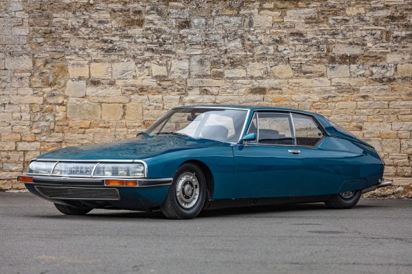 Но славата изиграва и една лоша шега на Maserati. Покрай Фанджо, Орси се сближава с аржентинския президент Хуан Перон (съпруг на Евита от мюзикъла), и Перон поръчва голямо количество автомобили. Но после той е свален и прогонен, а военната хунта отказва да плаща. Същото се случва и с една голяма поръчка от Испания на Франко. Така, въпреки успехите си, компанията отново затъва във финансова криза. През 1968 Орси намира изход, като продава контролния пакет на Citroen и остава само като почетен президент. 
Новият френски собственик разчита на помощта на италианците, за да се изкачи по-нагоре в луксозния сегмент. За новия флагман Citroen SM в Модена е разработен иновативен 2.7-литров V6. 

НА СНИМКАТА: Култовият Citroen SM с двигател на Maserati

