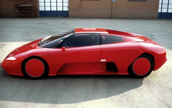 Но Maserati първоначално не получава много доверие от новия собственик. Chubasco - дълго разработваният нов модел, с дизайн от самия Марчело Гандини, е замразен от Fiat заради опасенията, че ще навлезе в пазарните територии на Ferrari. Вместо това следващите модели остават върху толкова проблемната архитектура на Biturbo. Накрая през 1997 Maserati е изцяло прехвърлена под контрола на Ferrari. 

НА СНИМКАТА: Прототипът на Chubasco, с дизайн на Гандини, което трябваше да вкара Maserati в съвременната епоха
