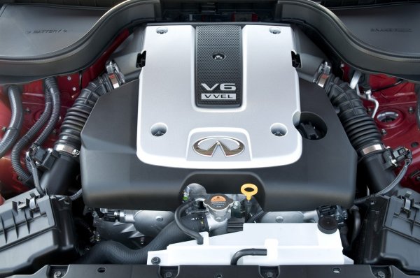 Оборудван е с 3.7 литров V6 агрегат, произвеждащ 328 конски сили