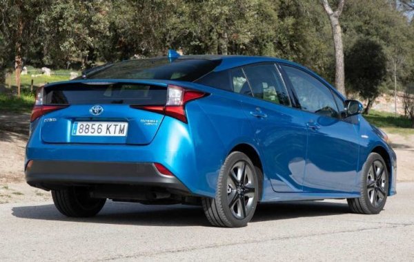 &bdquo;Бащата на всички хибриди&ldquo; никога не се е отличавал с консервативен дизайн, но при четвъртото поколение надмина себе си. Страничната линия, задното стъкло с две секции и необичайните форми правят Prius един от най-противоречивите автомобили в тази група.