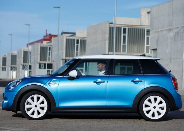 Дебютиралият през 2014 година Cooper с пет врати беше посрещнат на нож от ортодоксалните фенове на британската марка. Как ли би се чувствал в тази кола покойният Алек Исигонис? Въпреки това търсенето на модела си остава стабилно до ден-днешен.