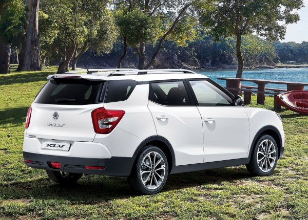 Разработвайки кросоувъра Tivoli, дизайнерите на SsangYong се бяха прицелили в европейския пазар - дори кръстиха модела на кокетно италианско градче. И ако стандартният вариант действително не изглежда лошо, то с удължената модификация XLV корейците явно не уцелиха. Особено задната част изглежда кошмарно.