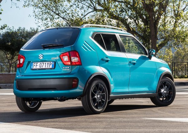 Няма как категорично да се твърди, че този мъник е грозен. Отпред дори е доста свеж. Но пък отзад прилича на умалено копие на автомобил с гигантски размери. Задната броня и стремително стесняващата се нагоре каросерия на Ignis не само привличат вниманието, но и предизвикват доста разгорещени спорове.