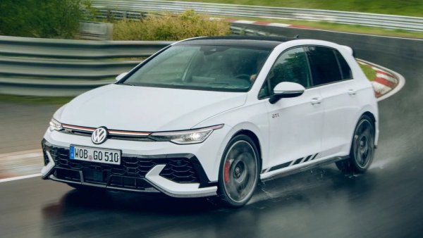 Ускорение от 0 до 100 км/ч: 5.6 секунди
Обикновеният Golf GTI осмо поколение развива 265 конски сили и се продава у нас за малко над 87,000 лева. Но специалната версия Clubsport добавя още 35 кончета и има максимална скорост 267 км/ч - достатъчно да натрие носа на всяко електронно ограничено на 250 км/ч BMW. Стига да се озовете на безлимитна магистрала в Германия например. И да няма трафик. 

