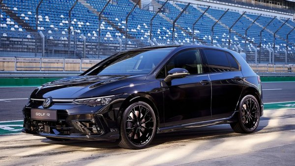 Ускорение от 0 до 100 км/ч: 4.6 секунди

Най-после дочакахме Volkswagen да пусне нов Golf R. Той вече разполага с 333 конски сили, което, честно казано, е умерено надграждане над способностите на GTI Clubsport. Но разликата в цената далеч не е умерена - нямаме още листата за България, но в Германия цената е почти 69,000 евро. 

