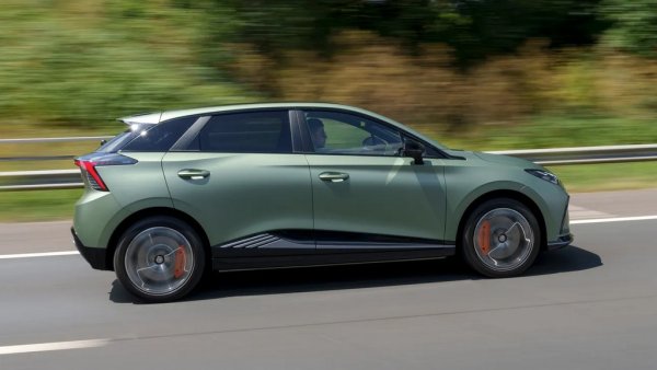 Ускорение от 0 до 100 км/ч: 3.8 секунди

Не очаквахте това, нали? Китайски модел да е втори сред най-бързите хот хечове в Европа? Но обяснението е просто: MG4 Xpower е електромобил. Мощността тук е 435 конски сили, цената (за Германия и Австрия) - около 47,000 евро. В интерес на истината, други електромобили ускоряват и по-бързо - например Volvo EX30. Но те не са точно хечбек модели. 
