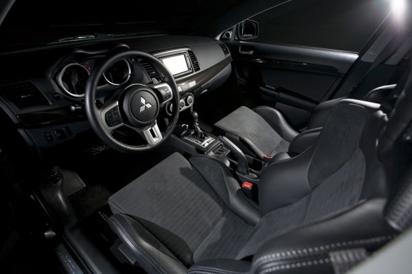 Спорният седан предлага три режима на шофиране (Normal, Sport и S-Sport)