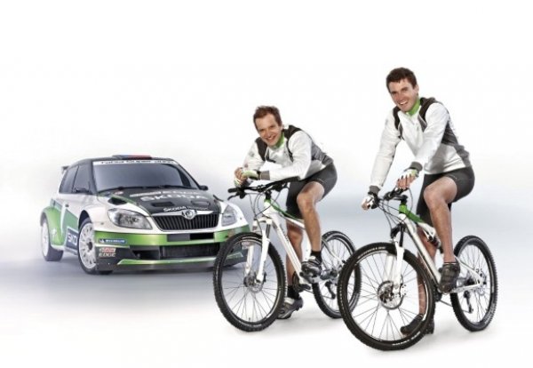 <p>Велосипедите Skoda<br /><br /> Посланиците на чешката марка - пилотите на Skoda Motorsport Юхо Ханинен и Ян Копецки</p>