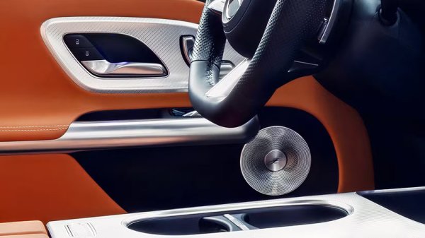 GLB се предлага с опционална 3D съраунд звукова система Burmester, която издига аудио качеството в автомобила до почти кинематографично ниво. С 16 високоговорителя, 850-ватов усилвател, хромирани капаци на високоговорителите и средночестотните високоговорители. Системата използва Dolby Atmos и алгоритъм, наречен Spatial Sound Wave, разработен за създаване на богато, триизмерно звуково поле. Резултатът е усещането, че се намирате в по-голям автомобил.

Менюто в инфоразвлекателната система MBUX ви позволява да регулирате пространствеността в 10 степени, а интелигентното разпознаване на седалките може да фокусира аудиото върху определени редове или отделни седалки. Системата се интегрира и с приложението SoundExperience, което ви позволява да избирате от така наречените звукови пейзажи, обхващащи всички различни звуци, които чувате в колата, като тези, които се възпроизвеждат при стартиране, изключване и при влизане в автомобила.
