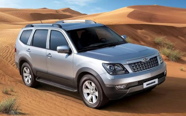 Дължина - 4880 мм, просвет - 217 мм. 

Резервните части и ремонтите са малко по-евтини от тези на японските и европейските модели. Първото Mohave е на рамна конструкция, като има версии както с включващо се задвижване на четирите колела, така и с постоянно.

Бензиновият атмосферен двигател 3.8 (274 к.с.) е здрав, но харчи масло. Той обаче е доста рядък. По-добрият вариант е 3,-литровият дизел (250 к.с.), но трябва да се внимава с пиезо-инжекторите, които са мното чувствителни към горивото. Проблеми може да се появяват при свещите и най-вече в техния блок за упранлеие. 
Системата EGR трябва да се почиства редовно. Ангренажната верига изкарва 200 000 км, а ресуртът на мотора е около два пъти по-голям.

Скоростните кутии са 6-степенна (до 2011 г.) и 8-степенна. И двете за ZF, като са достатъчно издръжливи, освен ако колата не се подлага на често форсиране. Оплаквания от шасито няма, а каросерията не гние. Качеството на боята и лака обаче не е много добро. При по-старите автомобили има проблеми с ABS-сензорите (най-вече с кабелите), камерата за задно виждане и стандартната музикална уредба.