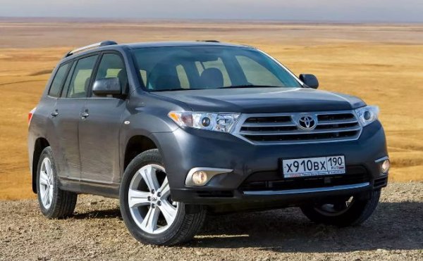 Дължина - 4785 мм, просвет - 206 мм. 

Единственият двигател е 2GR-FE 3.5 (273 к.с.), като не е особено претенциозен към качество на горивото. Ресурсът на водната помпа е малък и разходът на гориво е огромен, като може да достигне 20 л/100 км в града. Смазването на газоразпределителната система не е оптимално - съединителят се износва и издава шум. Веригата за синхронизация изкарва 150 000-200 000 км. Моторът може да издържи 500 000 км, но не подлежи на основен ремонт заради тънкостенен алуминиев блок. 

Моторът се комбинира с 5-степенен автоматик (оригинален на Aisin). Изкарва без проблеми до 250 000 км, ако маслото му се сменя редовно и не се подлага на резки ускорения, особено в студено време. Моделът е с постоянно задвижване на четирите колела с централен диференциал.

Окачването е сравнително здраво, но спирачките не изкарват дълго. Междинният вал на кормилното управление е сред слабите места. Същото важи за боята и лаковото покритие. Експерти посочват, че това не е най-здравата Toyota, но с малко късмет може да се окаже отлична придобивка.