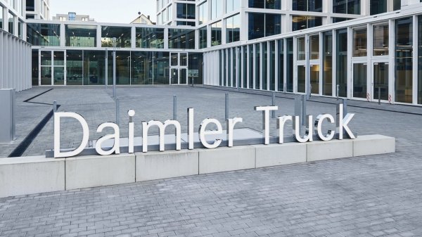 Най-големият производител на камиони в света Daimler Truck съобщи, че ще съкрати работното време и ще замрази наемането на служители в подразделението си за производство на камиони в Германия.
