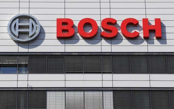 Германската компания Bosch, най-големият доставчик на авточасти в света, планира до 2032 година да съкрати 5500 работни места, свързани с компютърни разработки и системи за завиване на превозни средства, предимно в германските си обекти, и да намали работното време на някои служители.
