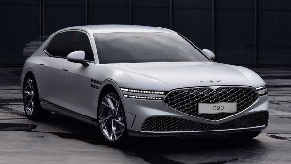 Оставаме в Далечния изток за новия Genesis G90 - второто поколение на флагмана на премиум марката Hyundai, представен за първи път на пазара през 2016 г. Външният вид на луксозния седан се отличава с наличието на голяма петоъгълно оформена решетка с диамантена текстура, която донякъде опростява дизайна на предната част на автомобила.