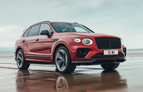 Спортно оборудваният луксозен SUV на британския производител определено е един от най-престижните модели в селекция. Представен през тази година, той се характеризира с класическата предна решетка тип „пчелна пита“, която е типична за модели на Bentley и в случая е завършена в лъскави черни нюанси, за да придаде още повече агресия на внушителната предница. 