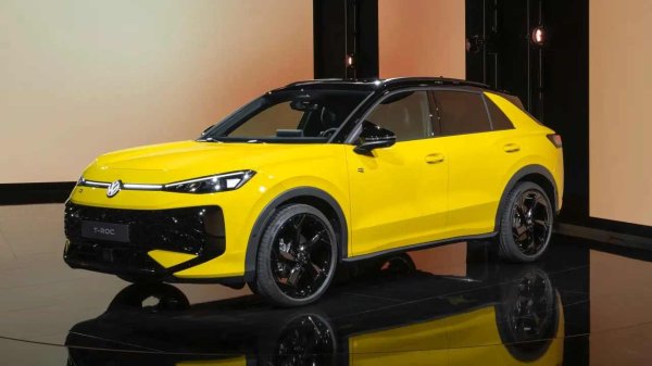 Първите доставки на новия Volkswagen T-Roc ще започнат през ноември, като се очаква 2026 г. да бъде изпълнен с нови функции. Ще се предлагат две напълно хибридни задвижващи системи: едната със 136 конски сили, а другата със 170, базирани на 1.5-литровия TSI двигател.
