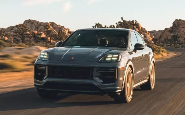 Германската марка предлага и SUV-модели с впечатляващи характеристики, което ги прави подходящи както за дълги пътувания, така и за забавление на пистата. Версията Turbo GT излезе с третото поколение на Cayenne, като разчита на 4,0-литров туин-турбо V8. Първоначално моторът развиваше 631 к.с., но при фейслифта през 2023 г. мощността му беше увеличена на 650 к.с.
