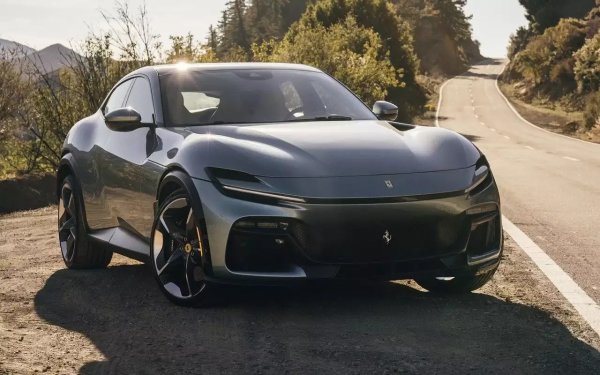 Най-бързият SUV, задвижван от двигател с вътрешно горене. Топ-версия на първия модел на Ferrari от този сегмент е оборудвана с 6,5-литров V12 двигател, развиващ 715 к.с. Задвижването е към четирите колела, като работи с 8-степенна роботизирана скоростна кутия с два съединителя.
