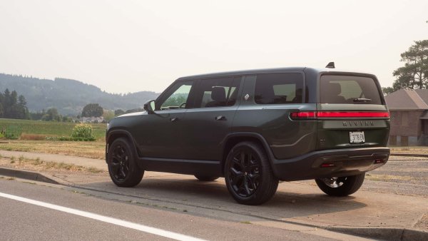 Голямото предимство на този модел е не само това, че се изстрелва като истинска ракета, но и че може да преминава през тежки терени. Топ-версията на R1S разполага с четири електромотора, които доставят 1025 к.с. Цялата тази мощност се нуждае и от голяма батерия, която в случая има капацитет от 149 kWh.
