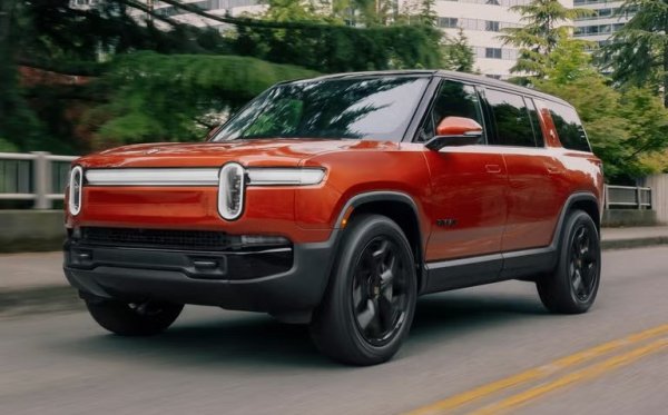 Трите електромотора на този всъдеход осигуряват мощност от 850 к.с. и задвижване на четирите колела. Батерията с капацитет 141 kWh би трябвало да осигуря пробег от около 650 км с едно зареждане.
