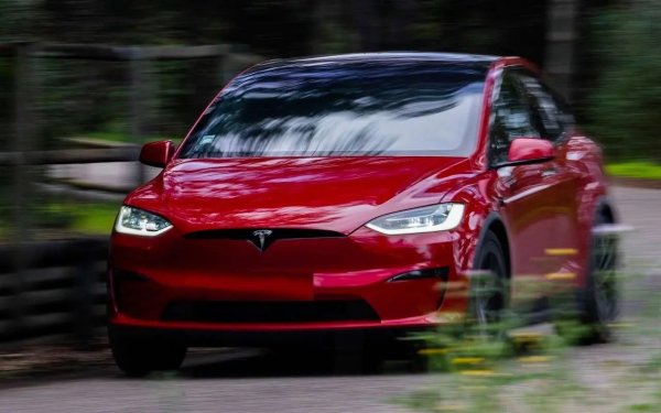 Впечатляващо постижение за семейна кола, каквато е Model X. Версията Plaid разчита на три електрически двигателя, които доставят 1033 к.с. Батерията с капацитет 100 kWh стига за пробег от 465 км.
