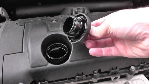 Често дори при сравнително малък пробег на автомобила се повишава забележимо консумацията на масло. Причините са в замърсяването на клапанните пръстени и износването на калпачетата и мембраните в клапанния капак, който отговаря за правилната вентилация на картера. 
Отлаганията в маслото задръстват впускателния тръбопровод, което нарушава работата на всмукателните клапани, особено при двигателите с директно впръскване на горивото. 
