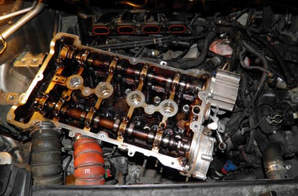 Маслената помпа при двигателите, проектирани да покриват екостандарта Евро-5, е снабдена с регулируем електромагнитен клапан, който започва да прави проблеми при твърде замърсено масло. Така смазката при всички триещи се части започва да недостига, водейки до предсрочни ремонти. 
