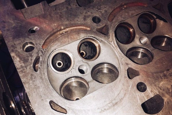 Ето и един дефект на Prince, който на практика не се среща при други двигатели. Даже при умерено прегряване седлата на клапаните се подават от главата на блока. При това до такава степен, че понякога клапанът се среща с буталото и моторът заминава за основен ремонт. 
