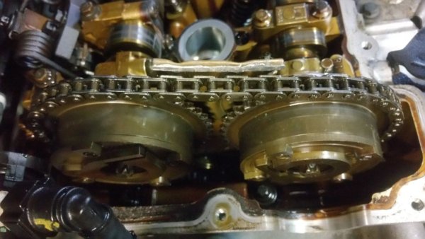 Не са редки случаите, когато автомобили с двигател Prince за 120,000 км пробег са сменили по два пъти верига. Отчасти това е по вина на използваната стомана, недостатъчно устойчива на износване. Отчасти е следствие и на споменатата твърде рядка смяна на маслото. 
При първите серии от 2006-2008 година често се случваше и обтегачът на веригата да сдаде багажа. Затова автомобилите с механични скорости не била да се оставят на предавка върху наклон - в някои случаи това се е оказвало достатъчно веригата да прескочи няколко зъба. 