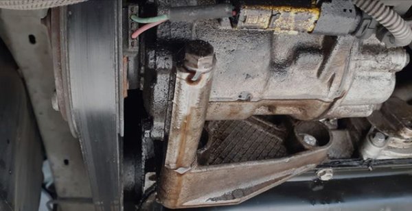 Те се случват дори при относително малък пробег. Маслото прониква през уплътнението на клапанния капак - и то не само навън, а и в кладенчетата на свещите. Освен това изтича през гарнитурите на вакуумната помпа и корпуса на масления филтър, а също и през предния семеринг на коляновия вал. 
Причината вече ви е известна: маслото, което не е сменено навреме, става по-агресивно към гумените уплътнения. При по-честа смяна, примерно на 10,000 км, този проблем би отпаднал. 