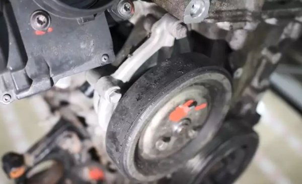 Помпата за охладителната течност се задвижва от обратната страна на пистовия ремък, с една подпружинна ролка. При по-късните версии на моторите Prince все пак я направиха управляема, така че ремъкът да не върти помпата, докато двигателят не загрее. 
Сама по себе си, тази конструкция е доста ненадеждна. А от изобилните прах и кал по българските пътища бързо се износват контактните покрития, гумата се разпада и помпата спира да се върти. 
Ресурсът на термостата с електронно управление не надхвърля скромните 50,000 км. Сменят го най-вече заради течове. Друг източник на проблеми е и калпавият температурен датчик в корпуса на термостата. При колебания в него двигателят не пали. 