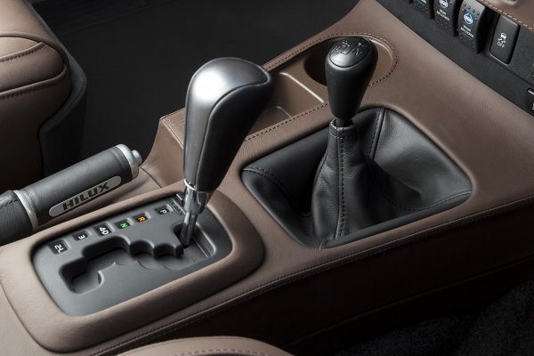 Toyota Hilux 6x6 от българските фирми Overdrive и Vromos	