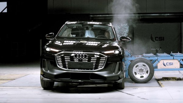 Audi Q6 e-tron получава отлична оценка от тестовете от Euro NCAP, достигайки 5 звезди с отлични проценти на безопасност във всички тествани аспекти, като 91% безопасност при защитата на възрастните пътници е сред най-добрите постижения в класацията за 2024 г., докато 92% при защитата на децата представлява нов рекорд.

Защитата от 81% за уязвимите участници в движението като пешеходци и велосипедисти също е задоволителна, докато асистентите за шофиране и безопасност на електрическия SUV получават 80%.
