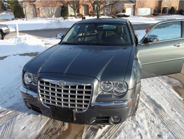 Колата на Барак Обама - Chrysler 300C от 2005 година. Продават я на търг за най-малко $1 000 000.