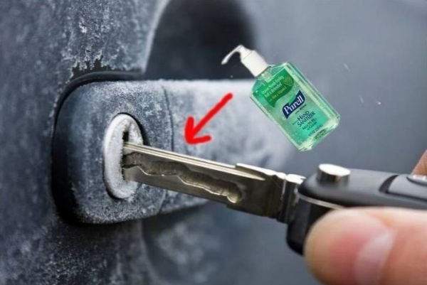 Това едва ли ще ви потрябва в близките дни, но си го спомнете наесен. Ако нямате специален препарат за размразяване, можете да използвате най-обикновен антибактериален гел за ръце - натрийте количество колкото грахово зърно в процепа на ключалката, може да сложите малко и върху самия ключ. Гелът съдържа алкохол, който ще стопи леда по-бързо. В никакъв случай не нагрявайте ключа със запалка, ако по него има електроника.
