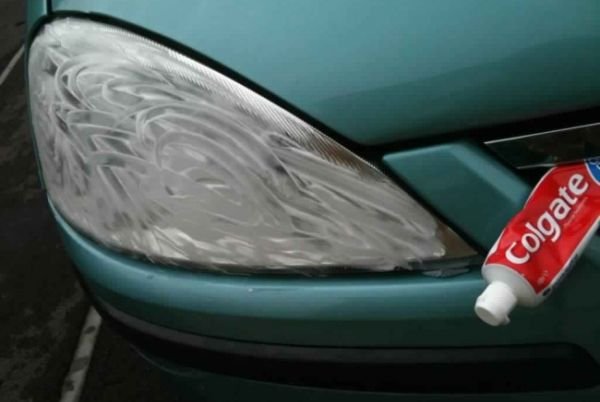 Съществуват специализирани - и доста скъпи - препарати за целта. Но спокойно можете да постигнете същия ефект и с малко паста за зъби - втрийте я хубаво с парцал и после изплакнете с вода.
