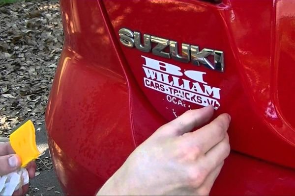 Ако си купувате кола от Дупница или Горубляне, има сериозен шанс да я получите украсена със стикер на бебе или някоя световно неизвестна италианска дет метъл група. За да ги разкарате, просто натопете в топла вода парче вестник и го сложете върху стикера за десетина минути.
