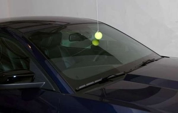 По-младите шофьори често се затрудняват да определят точно разстоянието от колата си до стената на гаража. Щом веднъж паркирате, окачете на висящ от тавана конец една мека топка така, че да опира в предното ви стъкло. При всяко следващо паркиране топката ще ви е сигурен ориентир.
